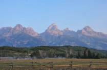 As montanhas mais altas são iluminadas pelo sol que nasce no Grand Teton National Park, no Wyoming, nos Estados Unidos